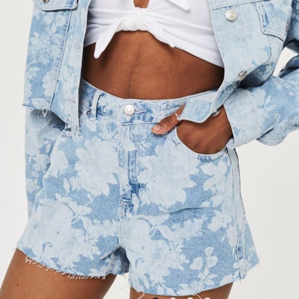 🍾 Topshop Moto Floral Print Mom Jean Shorts